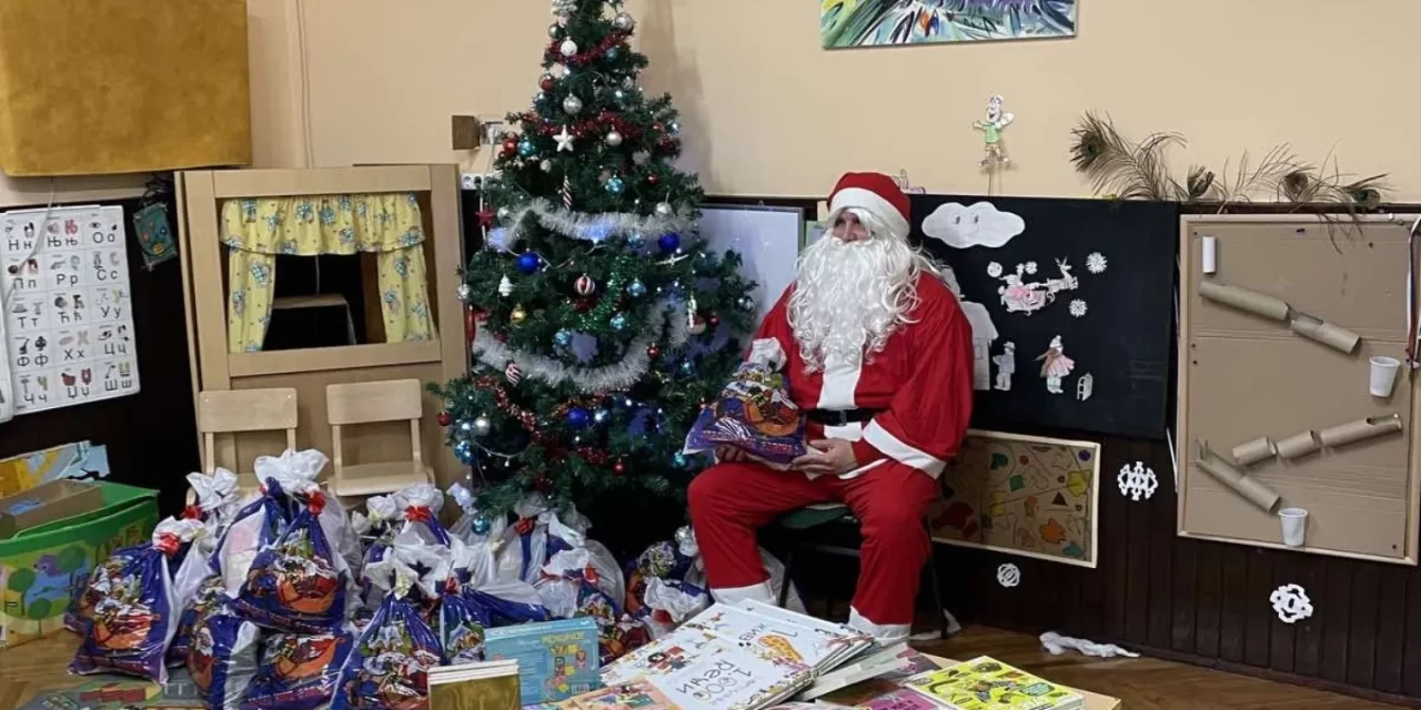 Књиге и новогодишњи пакетићи   за децу из Парага