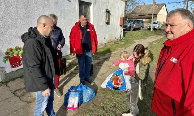 Povodom Božića, pokloni od opštine Bačka Palanka za dve porodice sa četvoro i dvoje dece