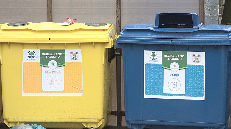 Postavljeni kontejneri za pet ambalažu i papirni otpad