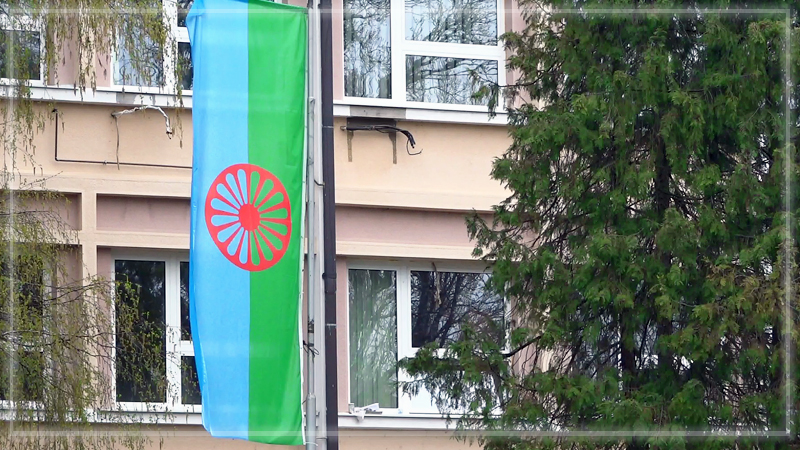 Romska zastava na jarbolu ispred zgrade opštine Bačka Palanka