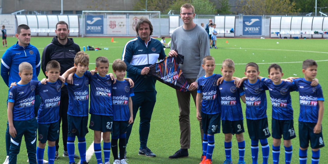 Podstrek za nadolazeće šampione – Meridian Sport donirao nove dresove školi fudbala Gale iz Beograda (FOTO)