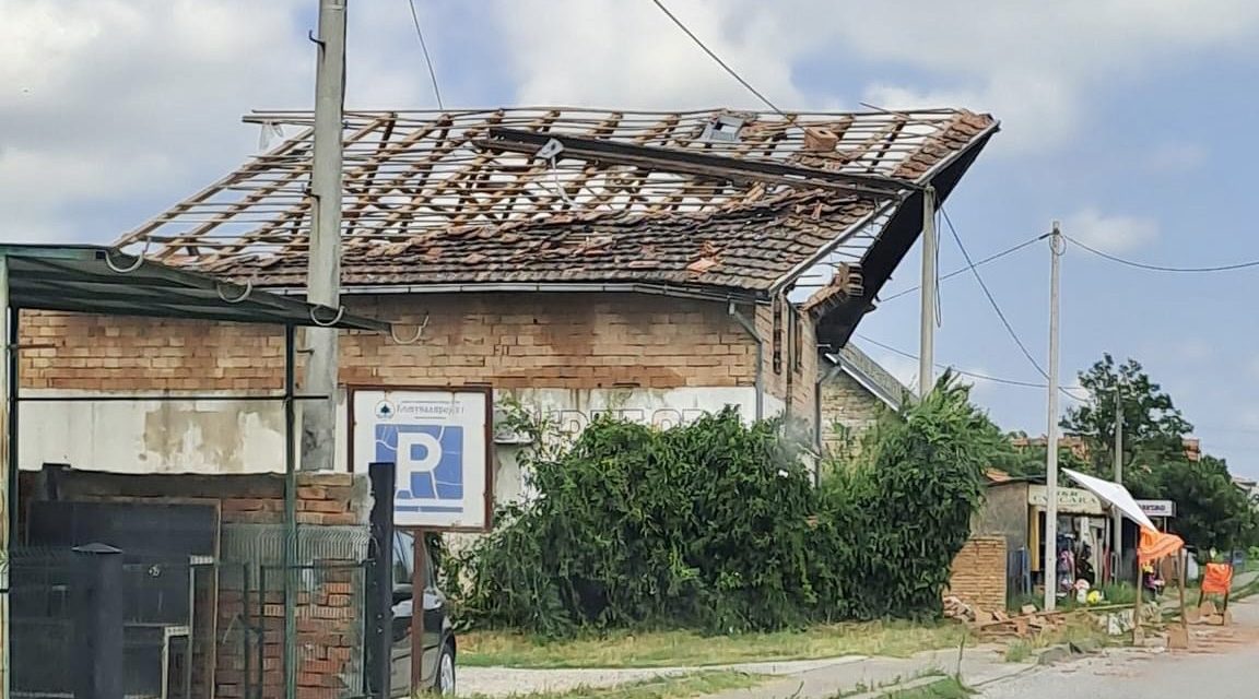 U Bačkoj Palanci svi zaposleni u javnim službama angažovani na popisivanju štete od orkanskog nevremena