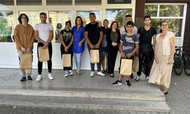 U Bačkoj Palanci 275 đaka romske nacionalnosti dobilo besplatan školski pribor