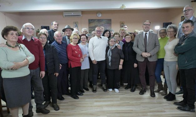 Vesić: 17. decembra glasajte za listu ’Aleksandar Vučić – Srbija ne sme da stane’, jer je to glas za veće penzije, za nastavak razvoja Srbije i glas da vaši unuci žive normalno i pristojno u svojoj zemlji