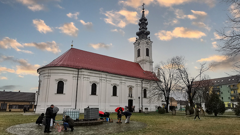 Običaj donošenja svete vode iz crkve