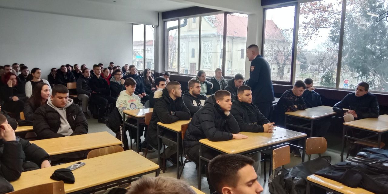 U Bačkoj Palanci održana prezentacija o uslovima upisa u vojne škole i akademije, prisustvovalo 200 učenika