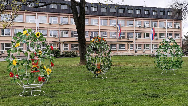 Postavljena uskršnja dekoracija na zelenoj površini ispred zgrade Opštine