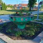 Učenici OŠ „Vuk Karadžić“ obeležili Dan planete Zemlje sadnjom novog bilja u školskom dvorištu