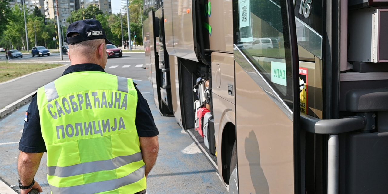 Pojačan intenzitet saobraćaja, policija na svim putnim pravcima