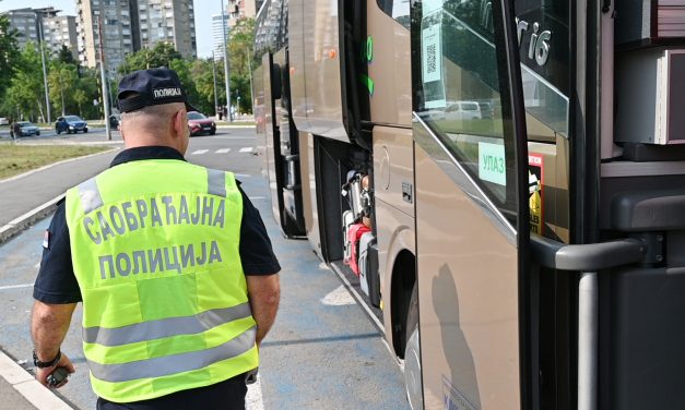 Pojačan intenzitet saobraćaja, policija na svim putnim pravcima