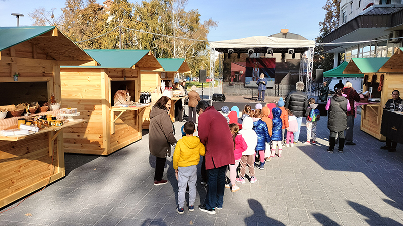 Prvi “Bazar etno hrane i pića” u Bačkoj Palanci – bogata gastronomska ponuda u drvenim kućicama