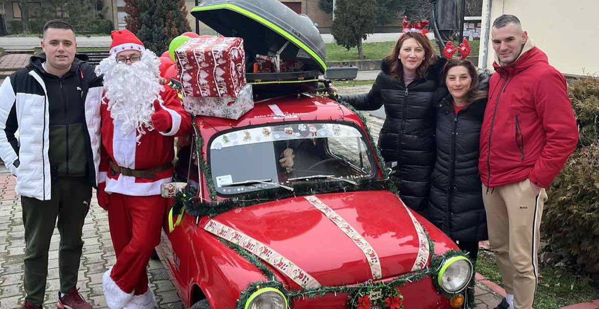 „Fića“ Deda Mraza obradovala mališane u Gajdobri