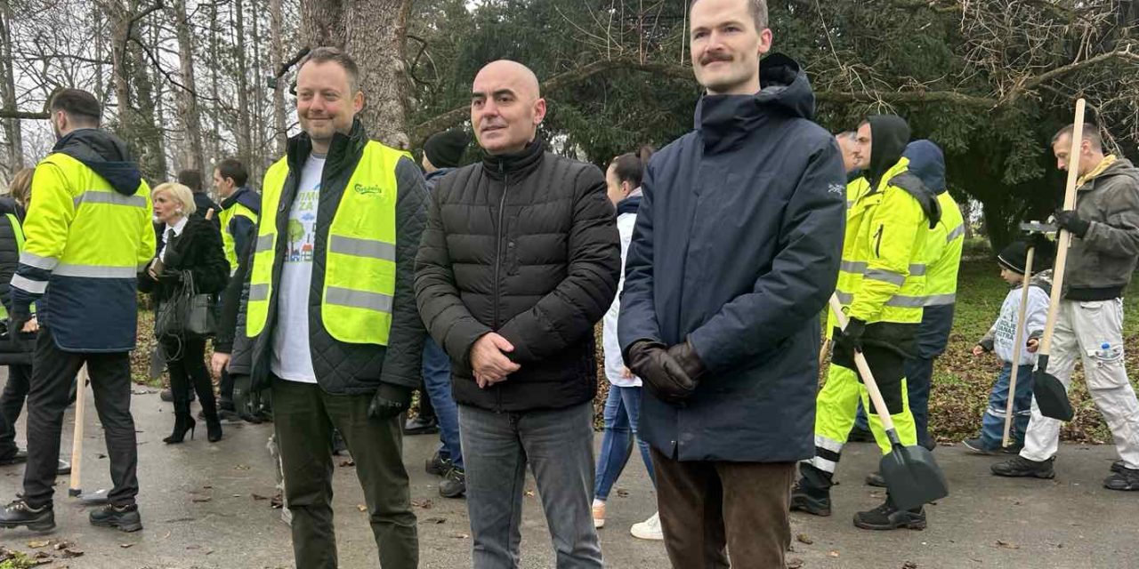 Šušnica prisustvovao sadnji 90 sadnica u parku u centru Čelareva